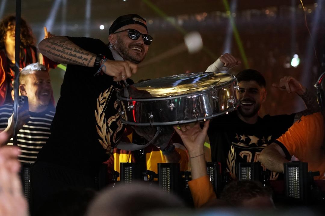 Avrupa Galatasaray'ın şampiyonluğunu konuşuyor! Mourinho ve Fenerbah&ccedil;e detayı dikkat &ccedil;ekti