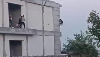 İnşaata tırmanarak canlarını hiçe saydılar
