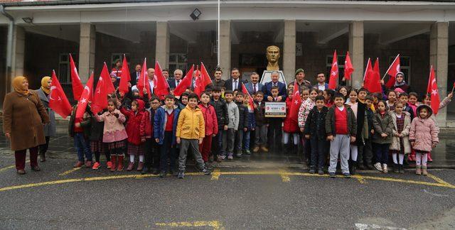 Minik öğrencilerden Mehmetçiğe 6 bin liralık bağış