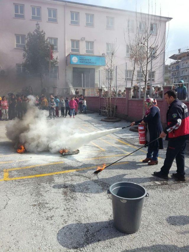 Öğrencilere ve engellilere yangın ve deprem eğitimi