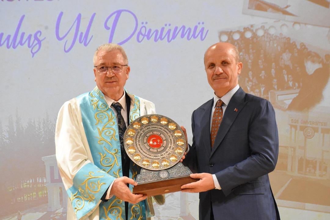 IZMIR--YOK-BASKANI-OZVAR-TURKIYE-SURIYE_722998_213651