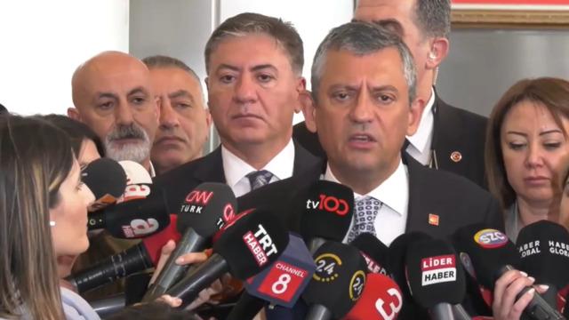 Özgür Özel açtı ağzını yumdu gözünü: Bu mu turpun büyüğü? Terbiyesizliğin büyüğü bu!