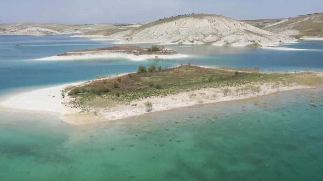 Yöre halkı bölgeyi onlara bıraktı! Nisan da gelip Temmuz da gidiyorlar... 2