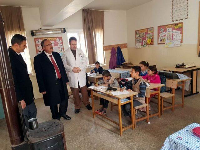 Alagöz köy okullarını gezdi