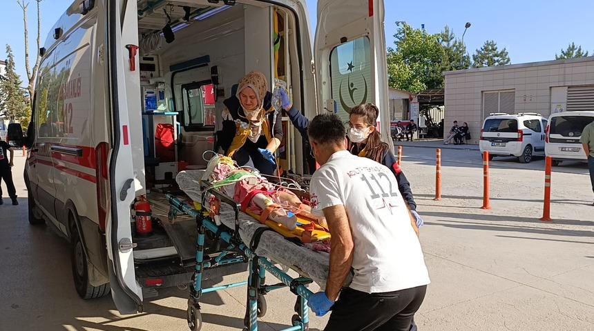 Tarla süren babasının kullandığı traktörün altında kalan Nur ağır yaralandı