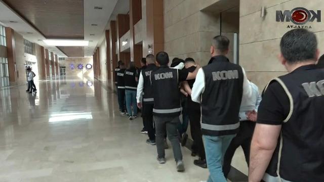 Çek, senet, araç devri... Antalya'da tefecilik yaparak milyonluk vurgun yapmışlar! 7 kişi tutuklandı