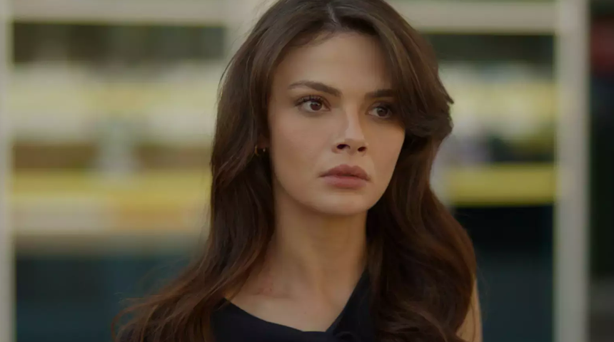 Uzak Şehir'in Alya'sı Sinem Ünsal Cannes'da! Derin dekolteli elbisesi sosyal medyayı ikiye böldü