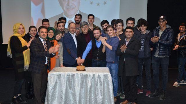 Cumhurbaşkanı Erdoğan’ın doğum gününü pasta keserek kutladılar