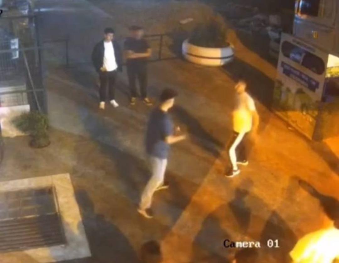 Sultangazi de sokak ortasında tekmeli yumruklu kavga! 1