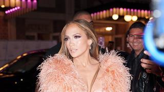 Jennifer Lopez kıyafetinin azizliğine uğradı! Tüylü montu kayınca...