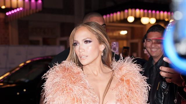 Jennifer Lopez kıyafetinin azizliğine uğradı! Tüylü montu kayınca...