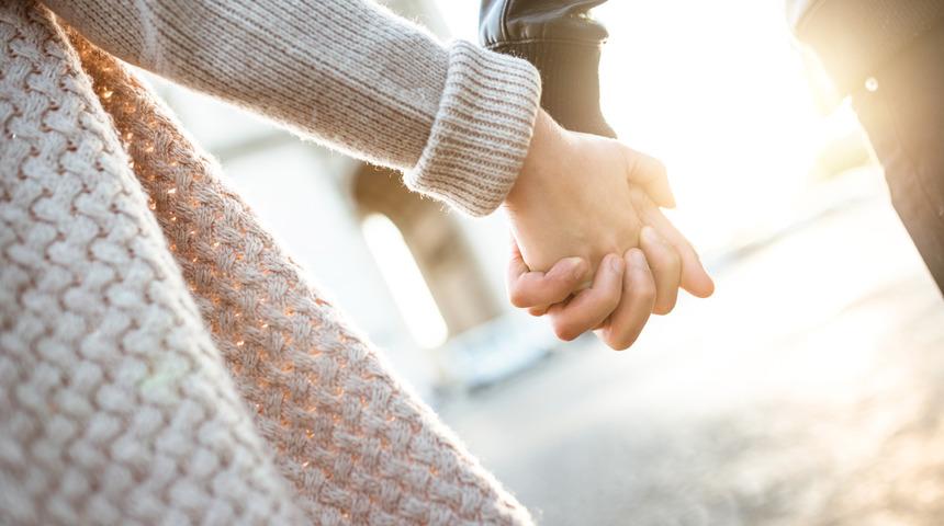 El ele tutuşmak fiziksel acıları azaltıyor