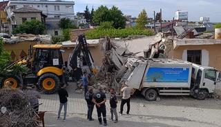 Hatay'da çöp kamyonunun metruk eve çarptığı kaza güvenlik kamerasında