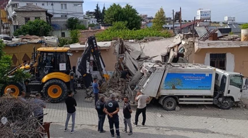 Hatay'da çöp kamyonunun metruk eve çarptığı kaza güvenlik kamerasında