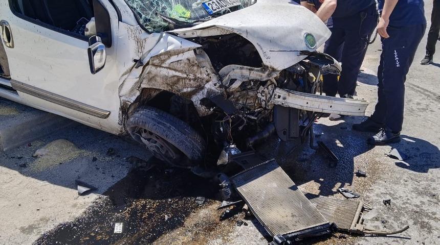 Duvara &ccedil;arpan hafif ticari aracın s&uuml;r&uuml;c&uuml;s&uuml; &ouml;ld&uuml;