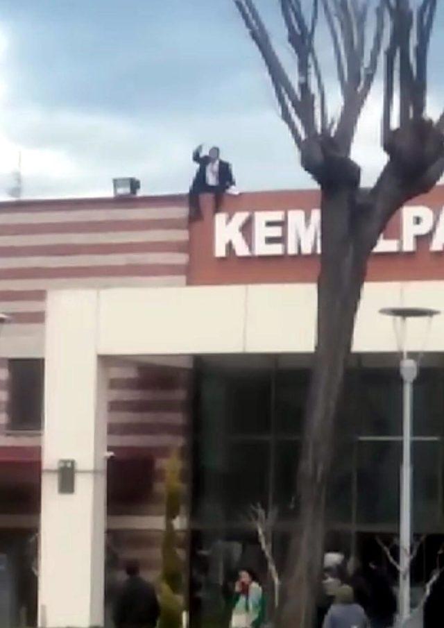 Belediye işçisi görev yeri değiştirilince çatıya çıktı