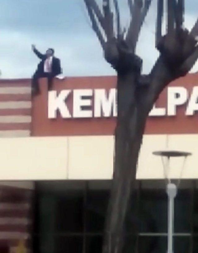 Belediye işçisi görev yeri değiştirilince çatıya çıktı
