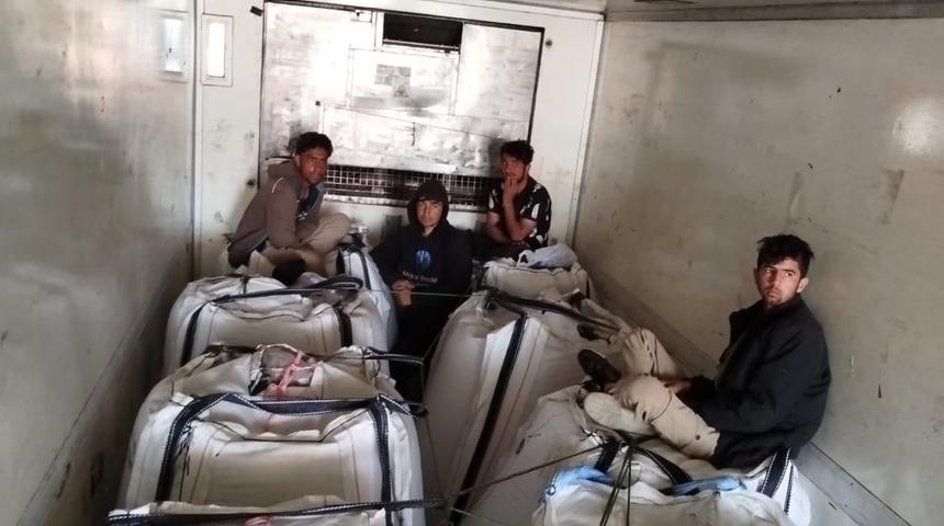 Sivas'ta durdurulan TIR'larda 7 düzensiz göçmen yakalandı