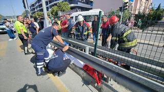 Aydın'da ilginç kaza! Yaya geçidini kullanan motosiklete servis aracı çarptı: 1’i ağır 2 yaralı