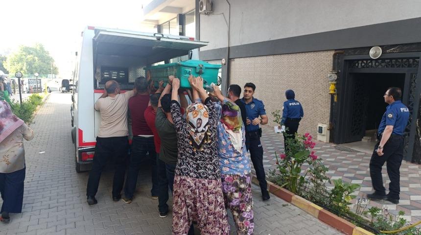 Manisa'da emekli doktor evinde ölü bulundu