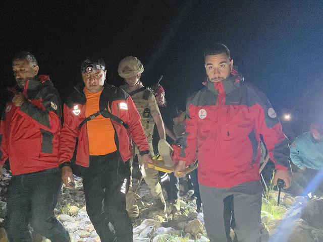 Kayalıklardan düşen kadını ekipler kurtardı