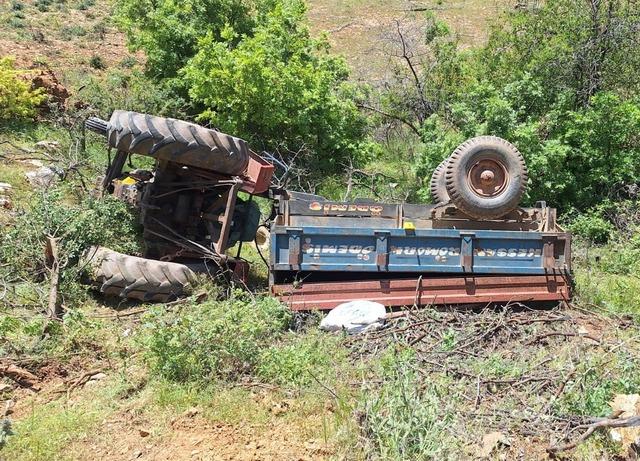 İzmir'de devrilen traktörün altında kalan sürücü yaşamını yitirdi