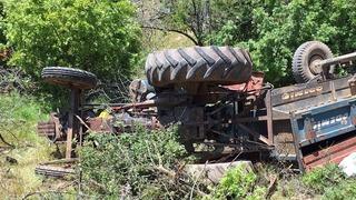 İzmir'de devrilen traktörün altında kalan sürücü yaşamını yitirdi