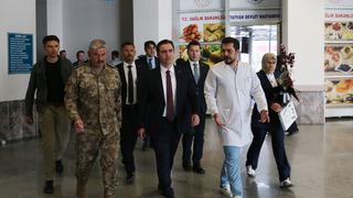 Bitlis'te refüje çarparak takla atan araçtaki iki polis memuru yaralandı