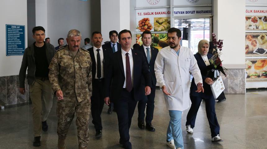 Bitlis'te refüje çarparak takla atan araçtaki iki polis memuru yaralandı