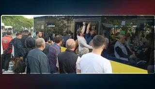  Halk otobüsleri kontak kapattı, duraklarda yoğunluk oluştu