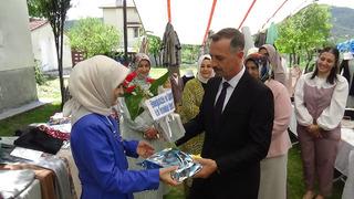 8 Kadın halk eğitimde işçilik öğrendikten sonra sergi açtılar: El emeği olunca zor oluyor