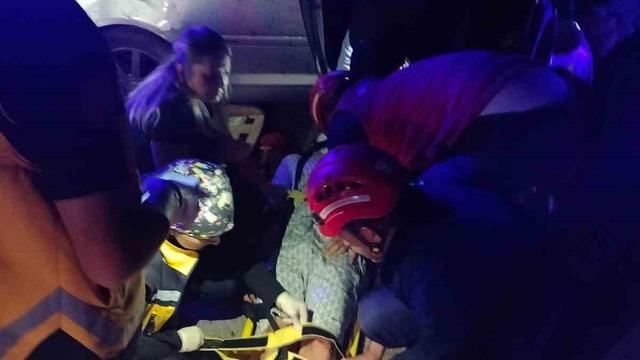 Araçta sıkışan sürücü yaralı olarak çıkarıldı