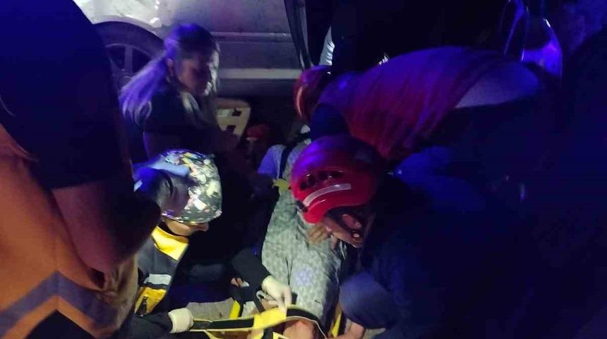 Araçta sıkışan sürücü yaralı olarak çıkarıldı