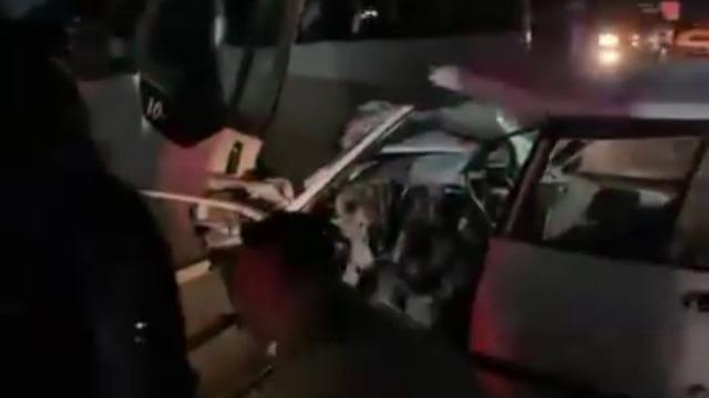 Uzundere’de midibüs ile otomobil çarpıştı: 2 yaralı