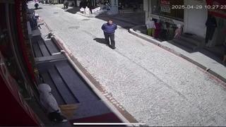 Fatih’te sokakta yürürken üzerine çanak anten düştü