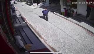 Sokakta yürürken üzerine anten düştü