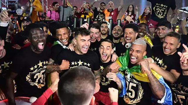 Taraftar Dua Lipa'yı beklerken... Şampiyonluk kutlamasındaki isimler gündemde