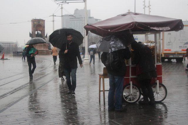  İstanbul'da sağanak yağmur etkili oluyor