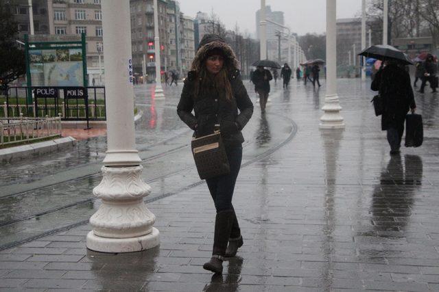  İstanbul'da sağanak yağmur etkili oluyor