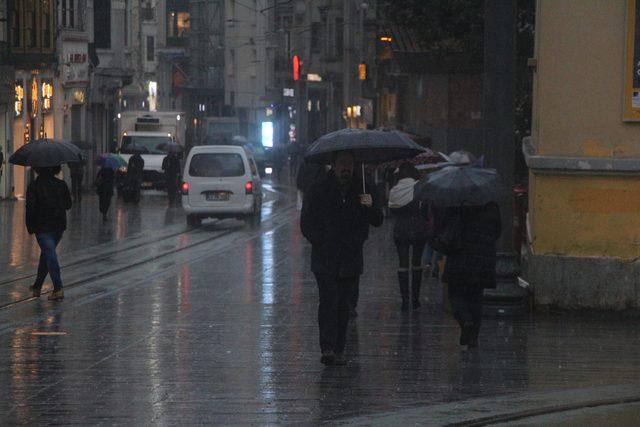  İstanbul'da sağanak yağmur etkili oluyor