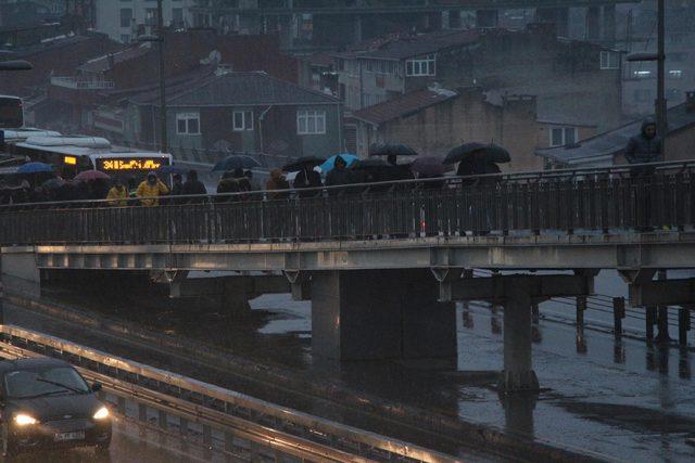  İstanbul'da sağanak yağmur etkili oluyor