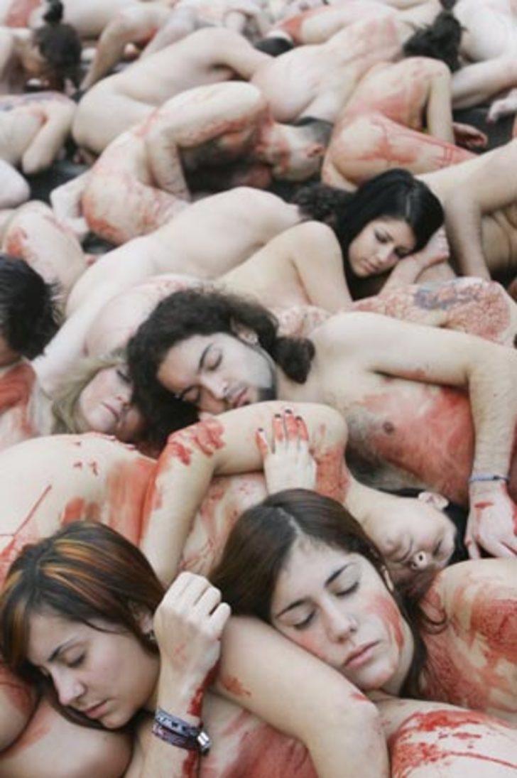 Katliama Çıplak Protesto G4