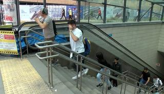 Metro merdiveni çöktü! Korku dolu anlar...