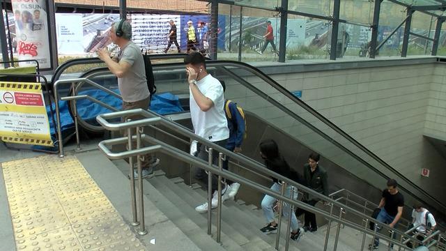 Yer : Kadıköy! Metro merdiveni çöktü vatandaşlar korku dolu anlar yaşadı!