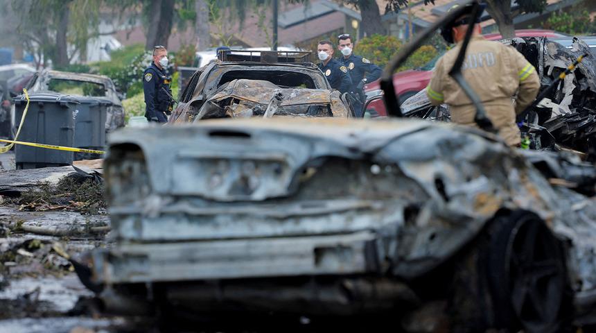 Tüm dünya bu görüntüleri konuşuyor! ABD'de ordu mahallesine uçak düştü: En az 15 ev yandı