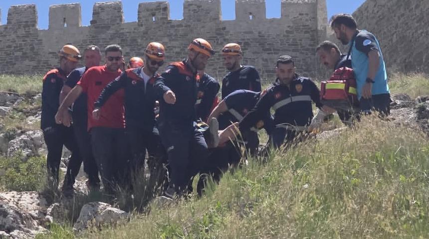 Van Kalesi'nde kayalıklarda mahsur kalan şahıs kurtarıldı