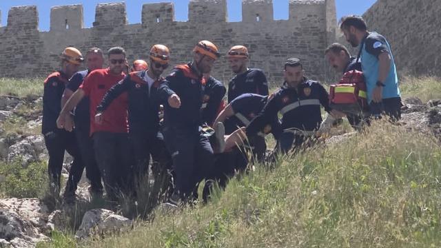 Van Kalesi'nde kayalıklarda mahsur kalan şahıs kurtarıldı