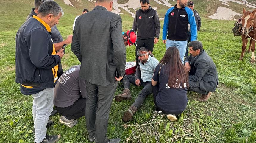 Yüksekova'da ot toplarken bayılan genç için ekipler seferber oldu