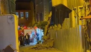 Fatih’te 2 katlı metruk bina çöktü