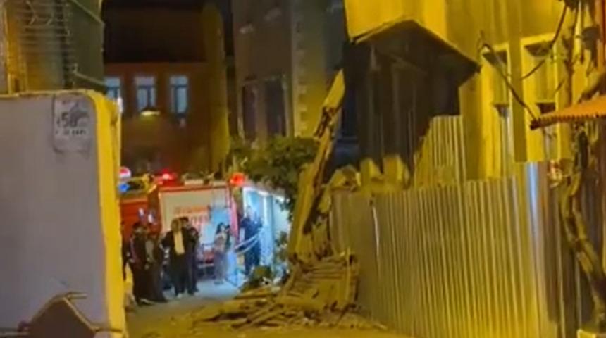 Fatih’te deprem hasarlı 2 katlı metruk bina çöktü
